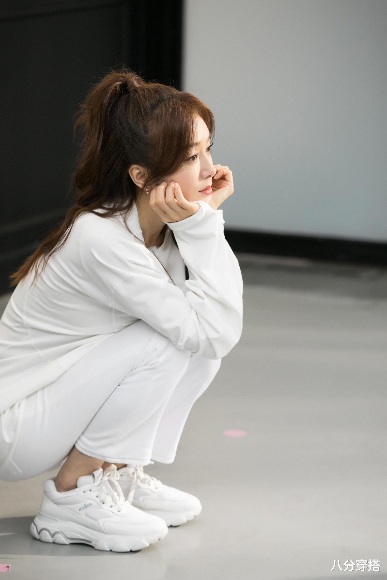 八分穿搭|秦岚私服穿搭也惊艳，T恤配牛仔裙简约利落，舒适随性又有气场