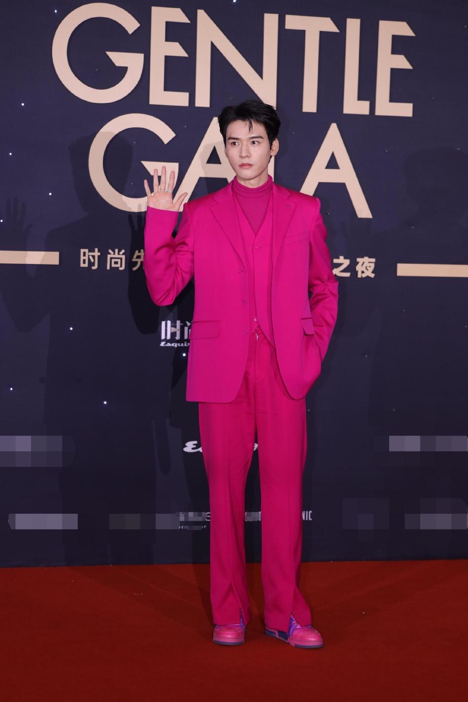 周深|时尚先生红毯星光熠熠：龚俊、邓伦、王嘉尔、李诞、何广智等亮相