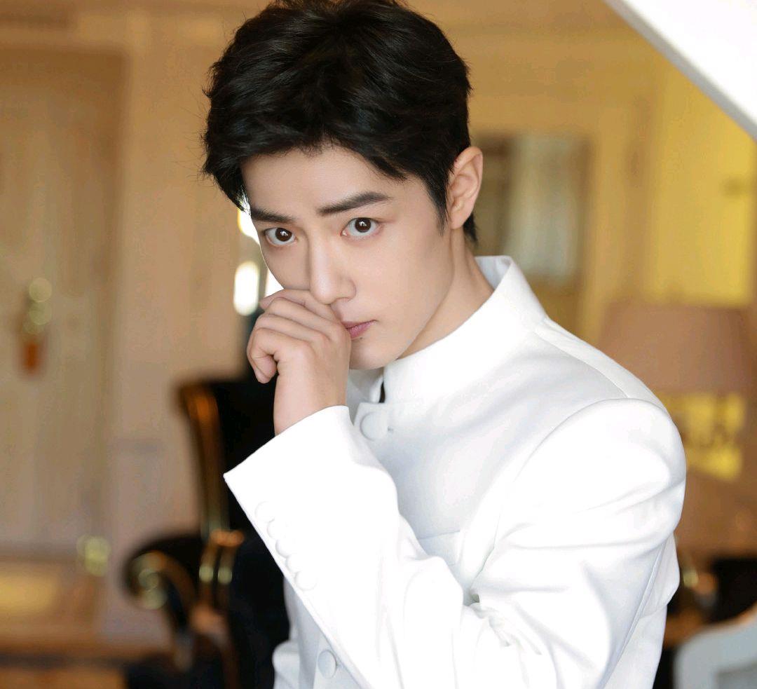 肖战|肖战九城“闪亮”，和大屏幕非常搭配，太有范了