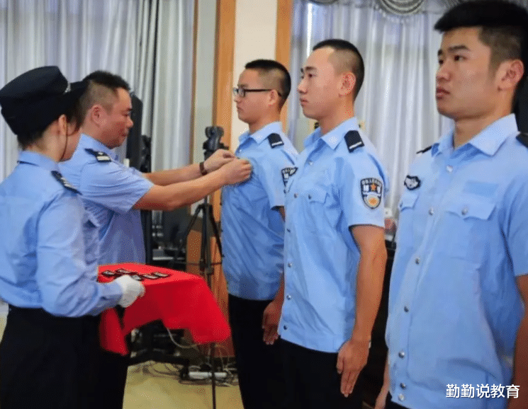 辅警|辅警和协警有啥区别？原来选择辅警是有原因的，差距不是一星半点