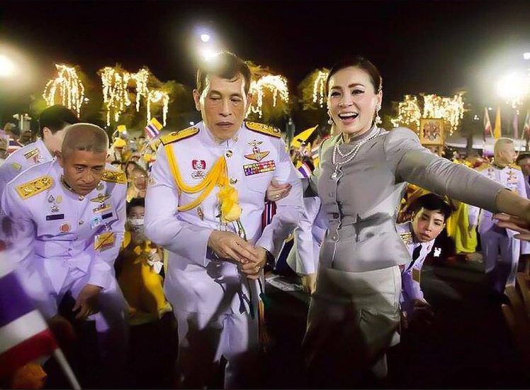 章子怡|苏提达再次翻盘受泰王独宠！新鲜漫画出炉，粉裙造型比诗妮娜霸气