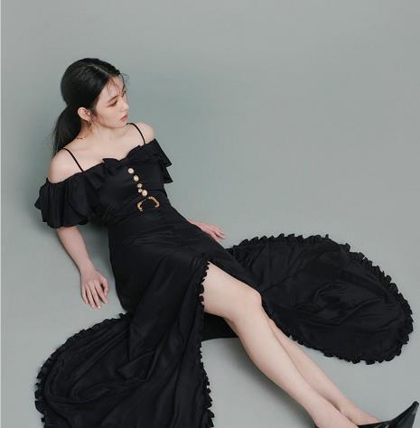 育妈计|李丽珍23岁女儿罕晒近照，穿开叉裙摆出妩媚姿势，好身材一览无余