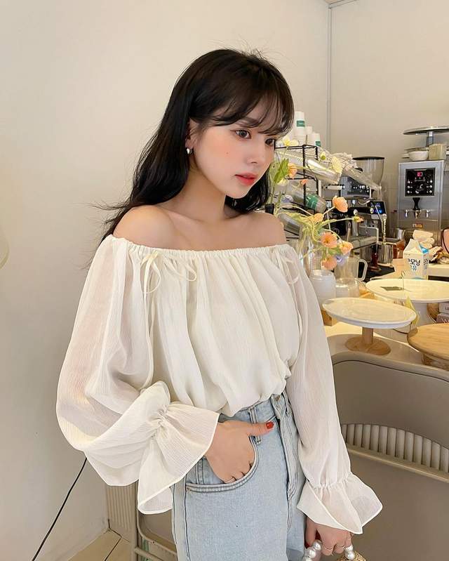 Fashion课代表|肩膀好看的女生别错过一字肩衬衫,轻松展露直角肩,颇有女神范儿