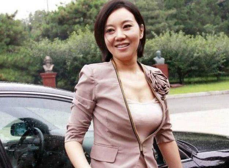 写真|“风情女人”闫妮：离婚后三次“吃嫩草”，当了17年的单亲妈妈