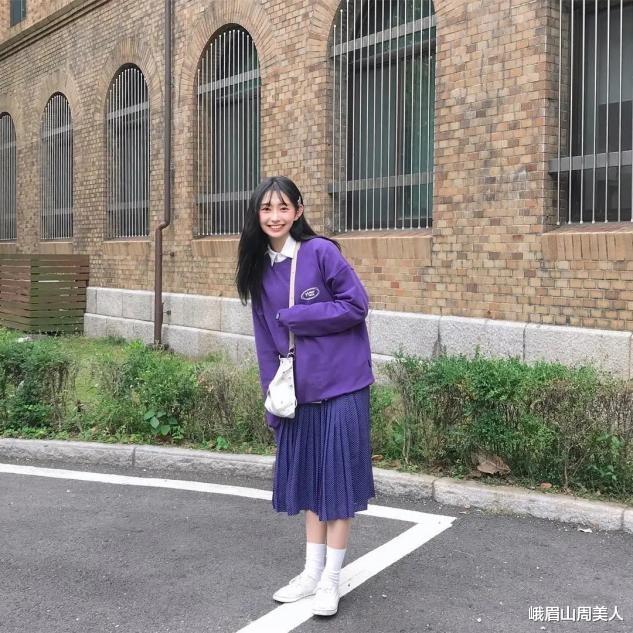 赵丽颖|?最近火了一种新穿法叫：连衣裙+运动鞋，优雅又时髦，倪妮都上头