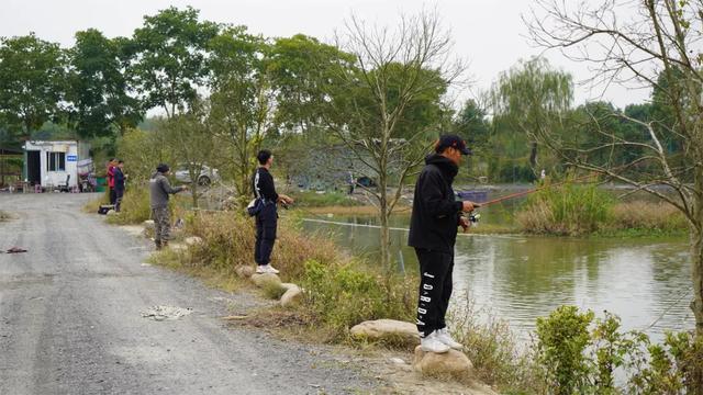 苏杭|豪车停满、买装备花100多万,钓鱼是男人最后要占领的高地?