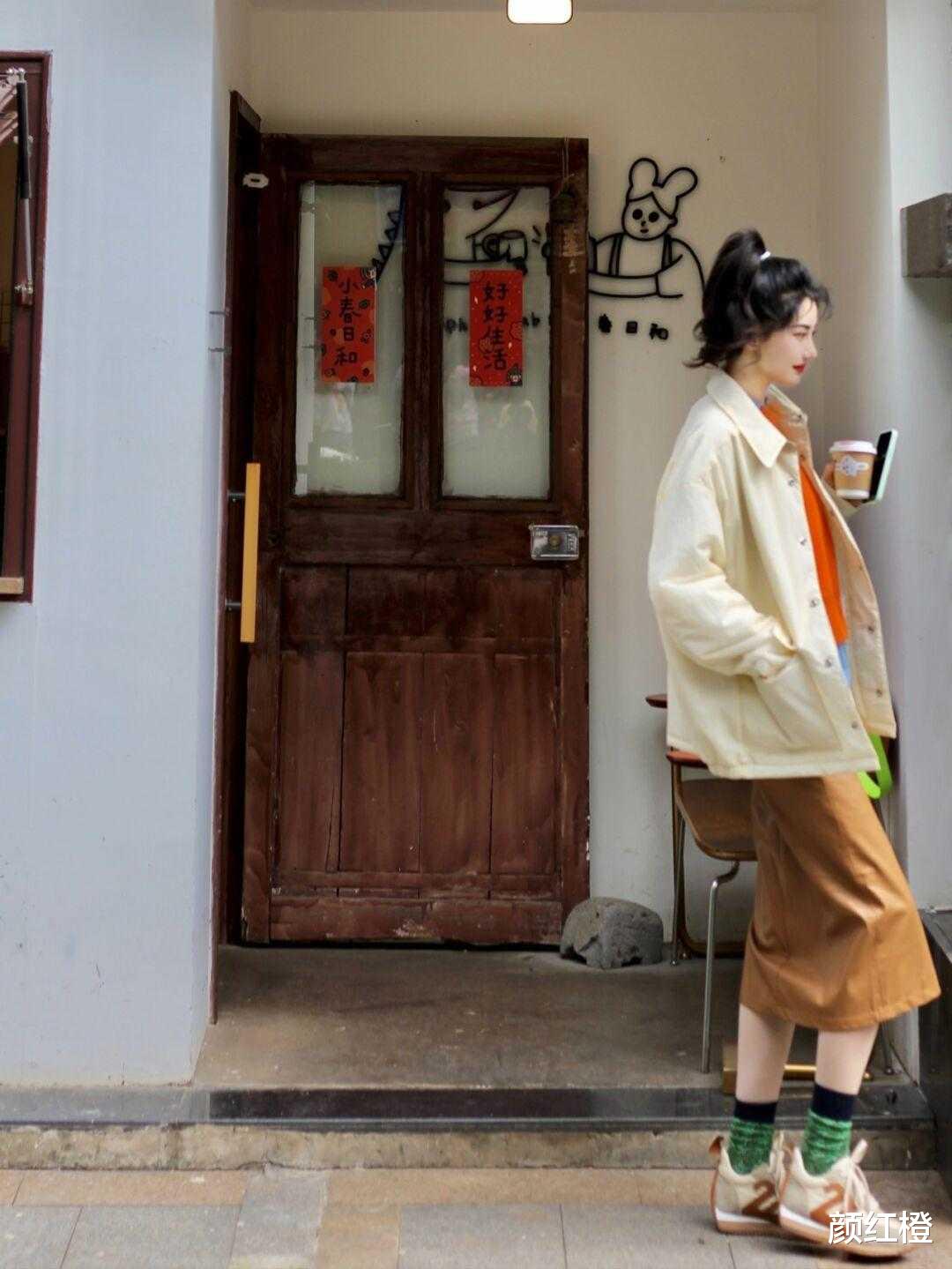 颜红橙 这些才是羽绒服的高级穿法，白色羽绒服配半裙甜美温柔，简约时髦