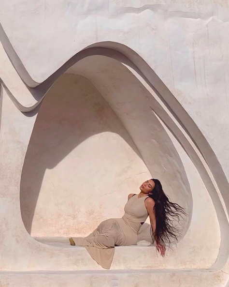 金·卡戴珊|金卡戴珊营业真Sex！真空裹背心哪像中年妇女，可惜黑人老公不珍惜