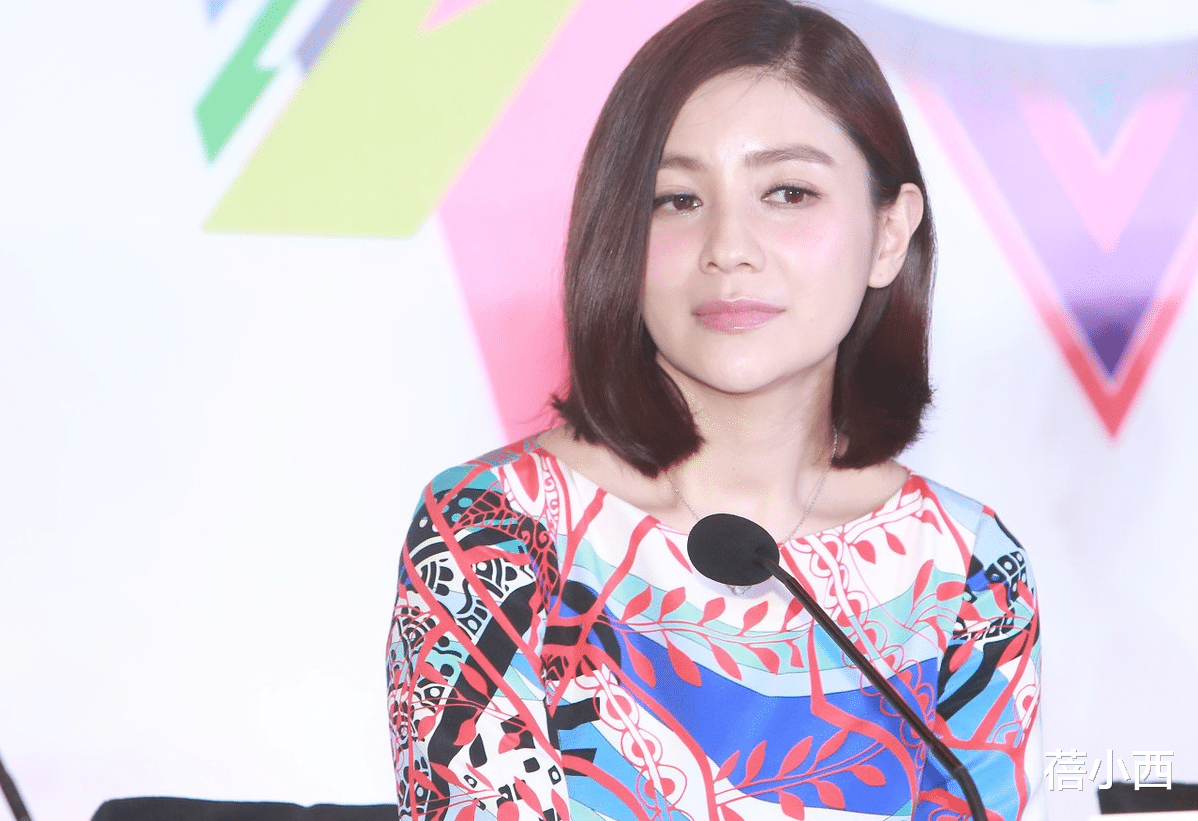 蓓小西|沙溢的老婆胡可又美出圈了，穿印花裙配波波头好嫩，不像奔五的人