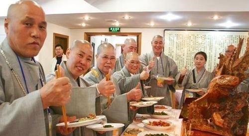 小喵姐|庙里的和尚们顿顿吃素,为何还肥头胖耳?主持揭秘:关键在伙食上