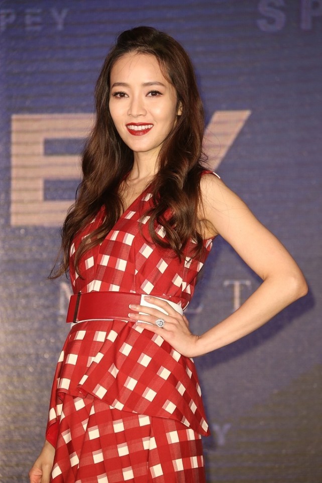 白小白的衣橱|侯佩岑扮嫩有一套,就算穿着妩媚的红裙,头上戴蝴蝶结却显嫩不少