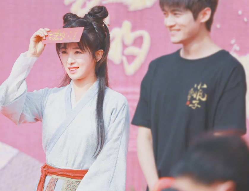 张含韵|《屠户家的小娘子》在拍，张含韵扮相又美又娇，男主意外成焦点