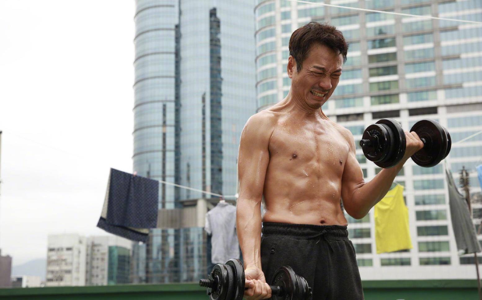 黎耀祥|57岁黎耀祥新戏成拳王？为20秒镜头减肥两个月，背部佝偻肌肉抢眼