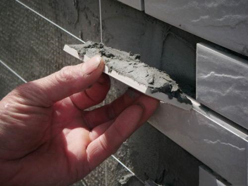 这些施工和质量上的缺陷,是装修后瓷砖空鼓、脱落的主要原因