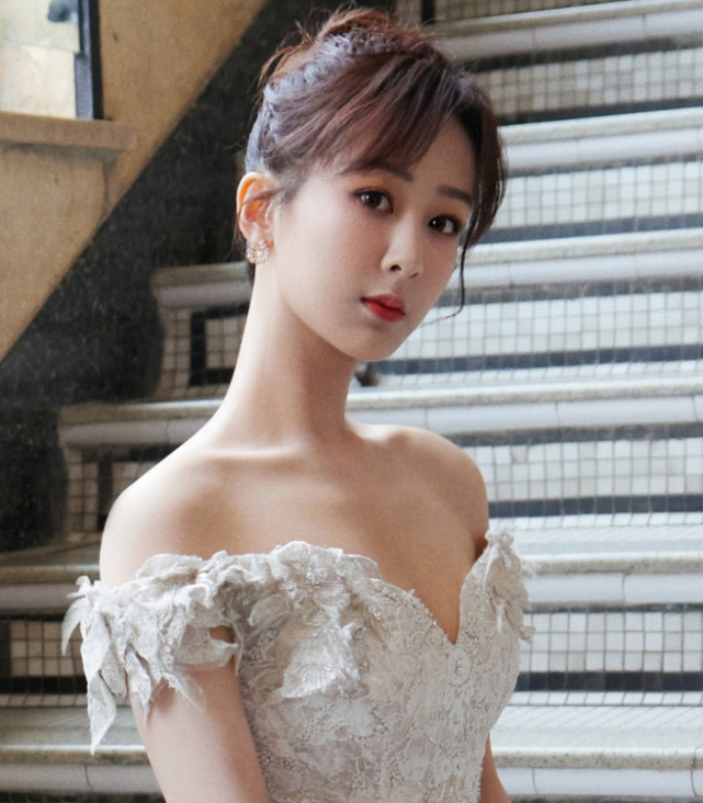 蒋欣|群星红毯无修图：蒋欣壮得像怀孕，倪妮王鸥罕见性感，杨紫妆太浓