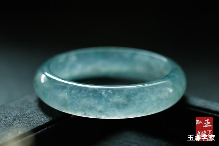 翡翠|?蓝翡翠就是纯蓝色的翡翠吗？蓝水翡翠属于什么档次？