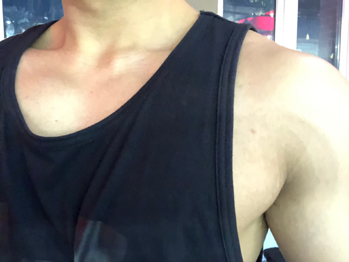 健身圈一哥 22岁肌肉大男孩,撸铁的双手长满了茧,塑造出令人羡慕的腱子肉!