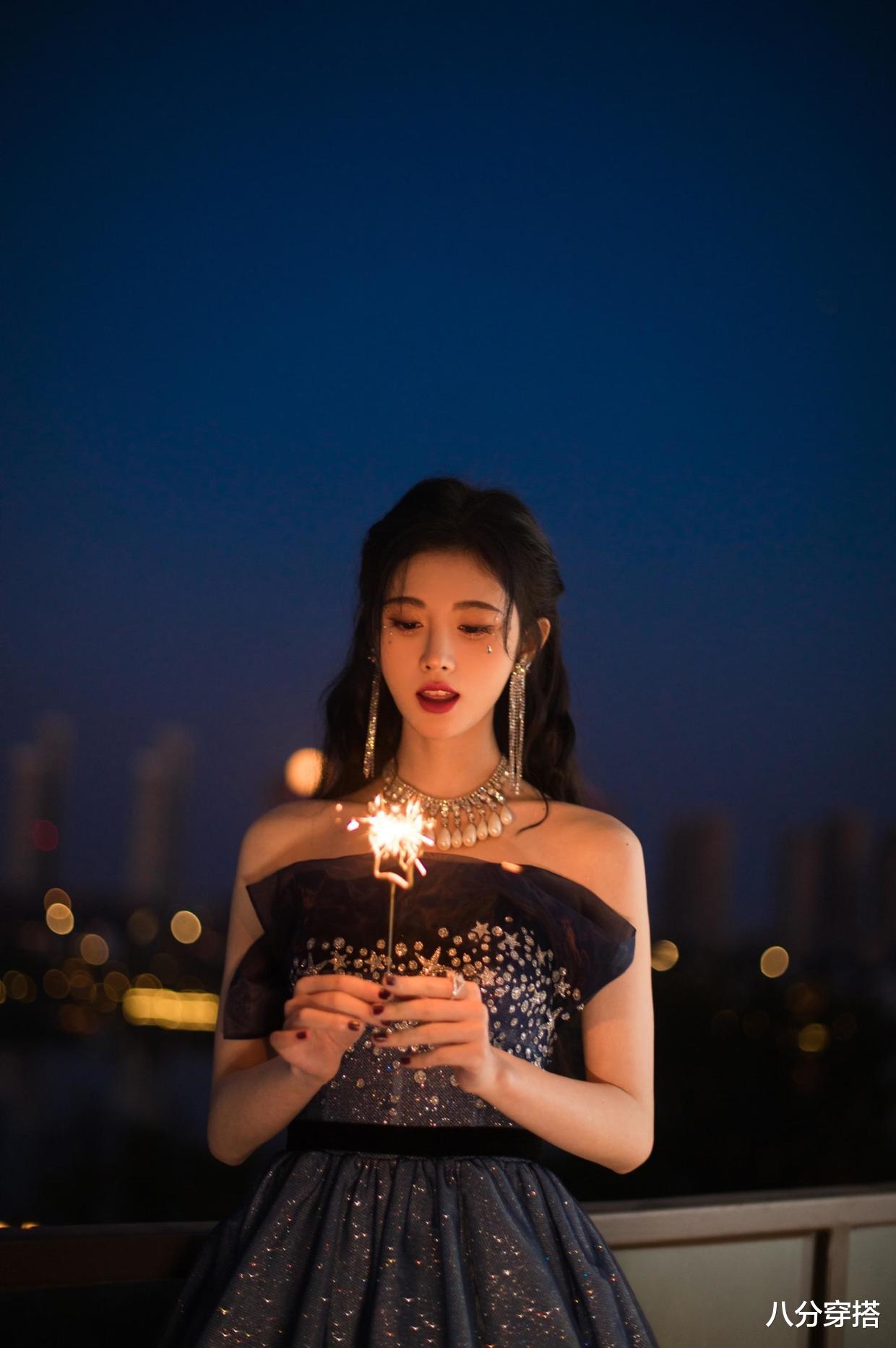 八分穿搭 被鞠婧祎迷住了,穿深蓝色的星空抹胸裙玩烟花,挡不住的明星范