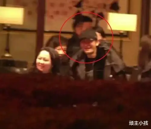 黄晓明|黄晓明深夜送女子回家，看清对方正脸后，网友：这不那谁吗？