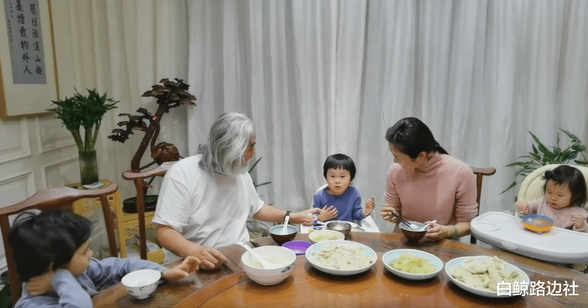 张纪中|70岁张纪中和家人过节！混血儿子坐桌子角落，心事重重被指好可怜
