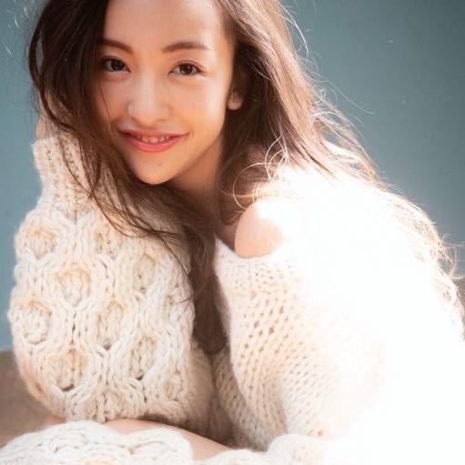 AKB48|AKB48元祖级成员诞下女儿，首张全家福曝光，嫁日本运动员才9个月