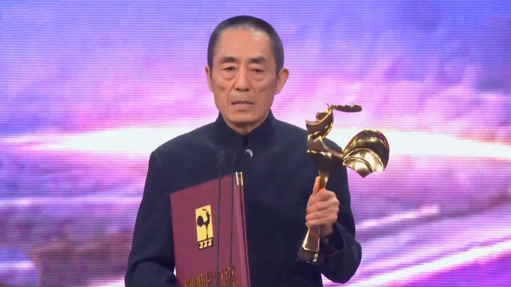 张艺谋|张艺谋夺得第十座金鸡奖杯，首谈母亲去世：这个奖是给她的