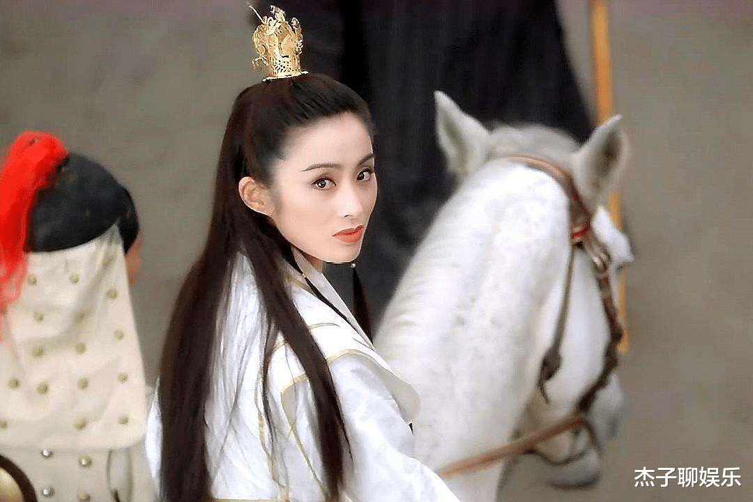 张敏|为给网红撑场面，53岁张敏被老公强迫穿睡衣出镜，网友：真膈应人