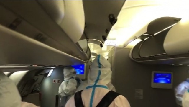 国足|历经9小时！国足包机抵达迪拜，下飞机时全副武装，关岛球员露羡慕眼神