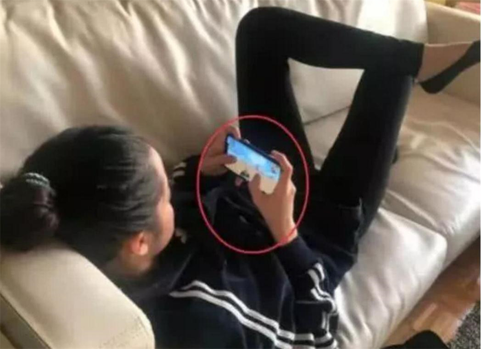 爸妈盒子|小学生作文《小姨》火了, 完美暴露小姨缺点，小姨：嫁不出去怪你