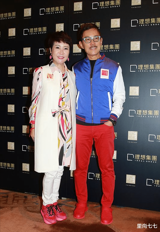 狄波拉|狄波拉携夫聚餐，全程训话不给老公面子，暑天肩披羽绒服似大姐