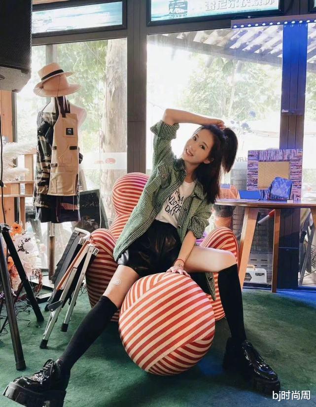 bj时尚周 李念的穿搭方式不错，显高显瘦，酷酷的，很有街头风