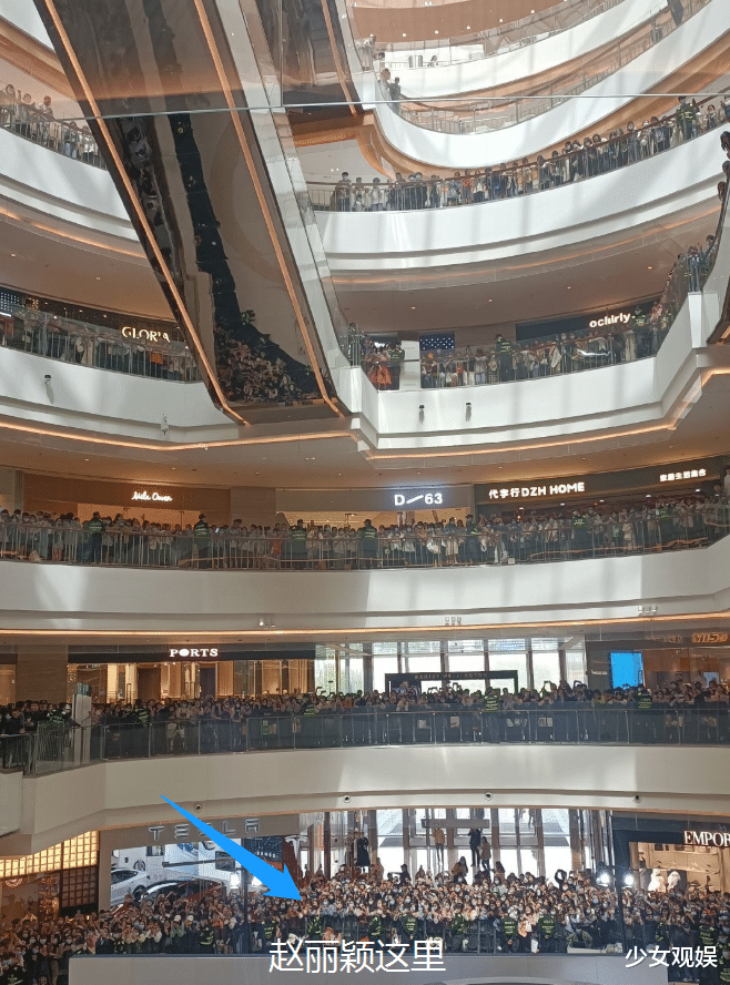 赵丽颖|赵丽颖现实生活中美不美？落地商场搞宣传，路人的举动成焦点