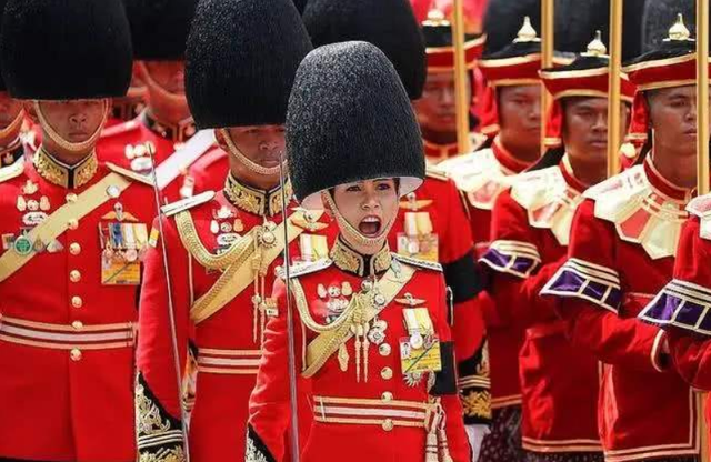 诗妮娜|泰王放大招！“一国两后”成定局，钮钴禄氏诗妮娜高调与泰王现身，情意绵绵