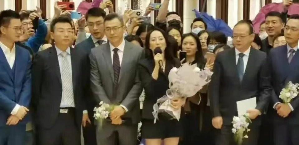 范旺旺|通勤穿搭还要看孟晚舟，优雅回到工作岗位，员工高喊“女神”