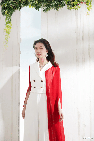 Nina昵娜|55岁周海媚大变样,穿轻纱西装连体裤宛如侠女,看眼神好绝一女的