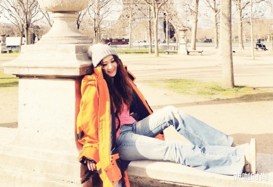 新咖时尚|温碧霞一把年纪还扮嫩，粉色T恤搭超短牛仔裤，54岁像24岁！