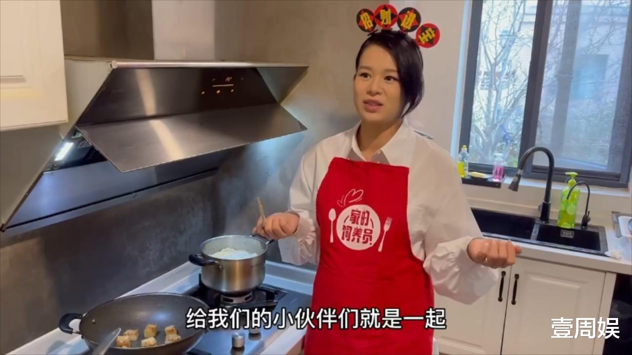 春晚|胡杏儿挺着孕肚亲自下厨，做了一桌年夜饭，上百元水果抢镜十足