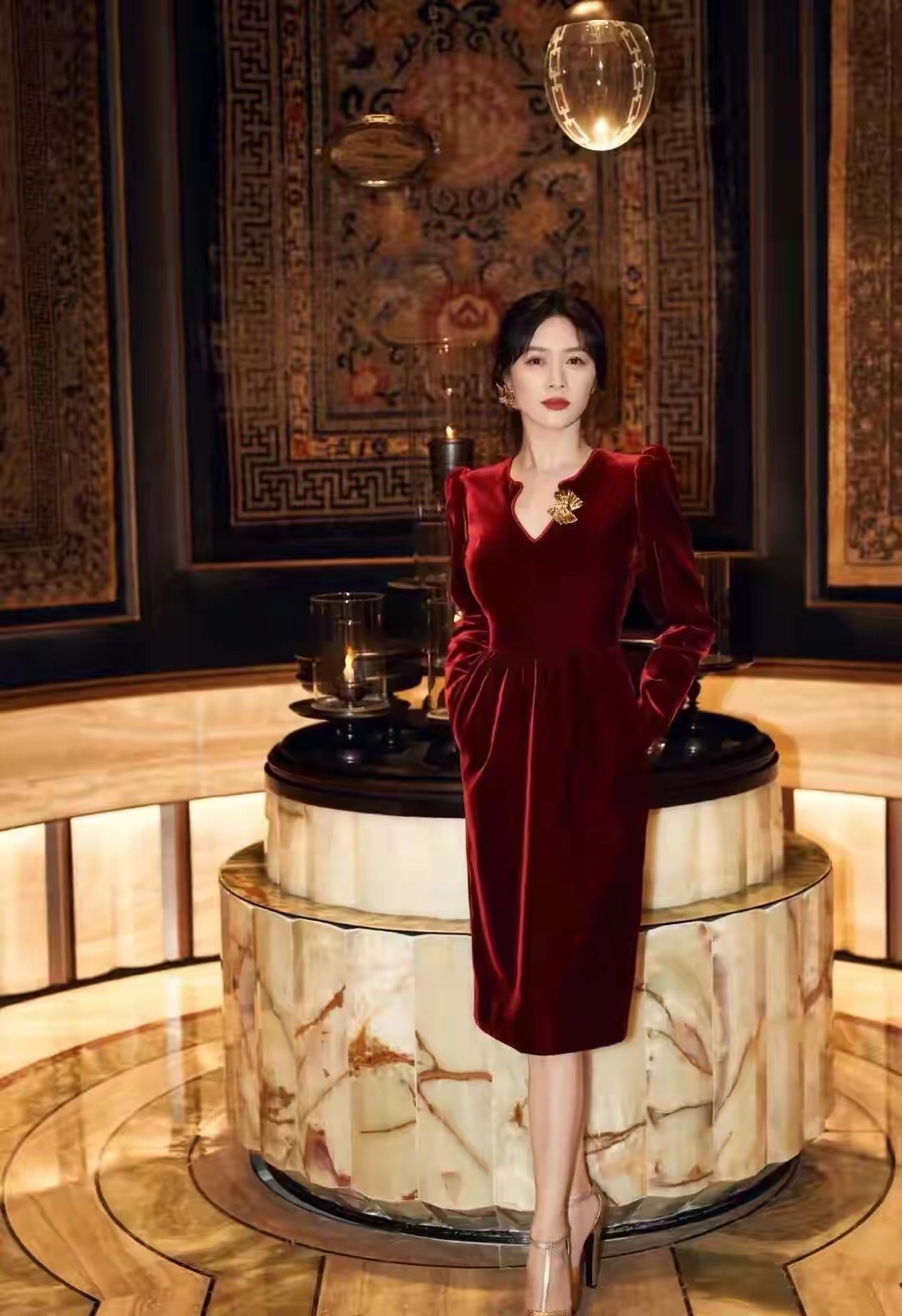 田海蓉|田海蓉剪短发更妩媚，穿长裙配绑带又美又仙，有小肚腩气质也高级