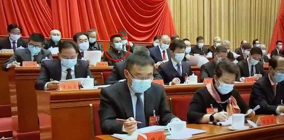 陈道明|66岁陈道明参加会议！穿一身运动红衣好亮眼，手机壳老旧显简朴