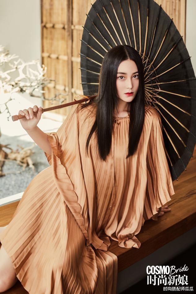 穿衣搭配|短发的张馨予别有风韵，穿低领连衣裙秀凹凸曲线，女人味十足