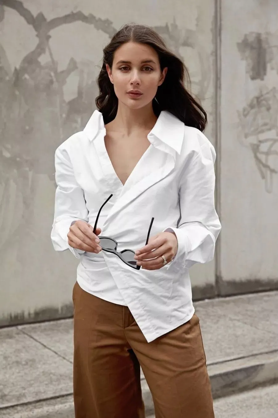 时尚风行派|想把普通衬衫穿出高级感？学会这几种方法，轻松get赫本同款优雅风