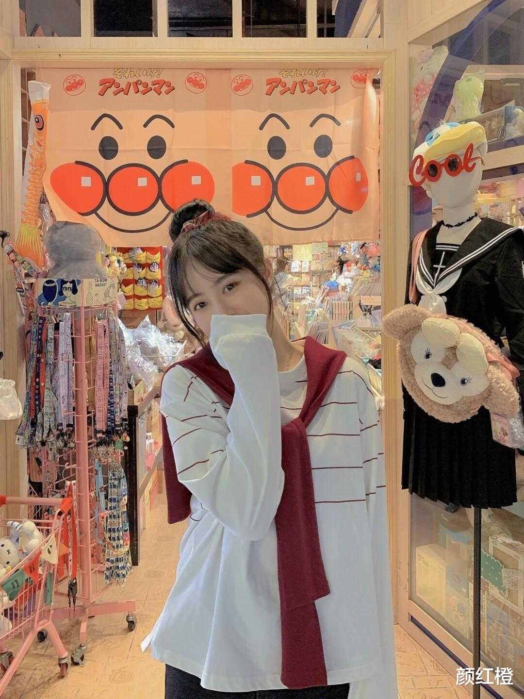 颜红橙|早秋“T恤”的高级穿搭是这样的，日常百搭还高级，让你气质翻倍