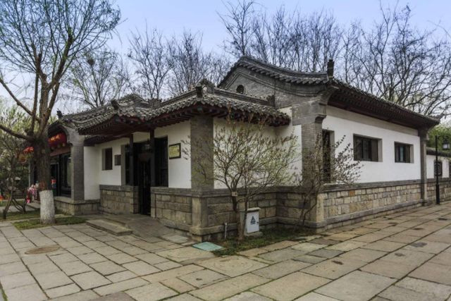 动向故事|故事:门口捡了一个痴老汉;一年后老汉儿子找上门,送了他一套房