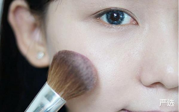 穿衣搭配 建议女性:即使再忙,出门尽量化淡妆,教你4步,简单易学又实用