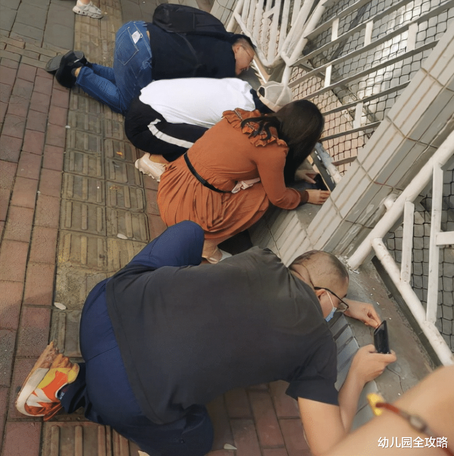 幼儿园全攻略|实话跟你讲，有些家长真不适合幼儿园开学初期送孩子，越送越坏事