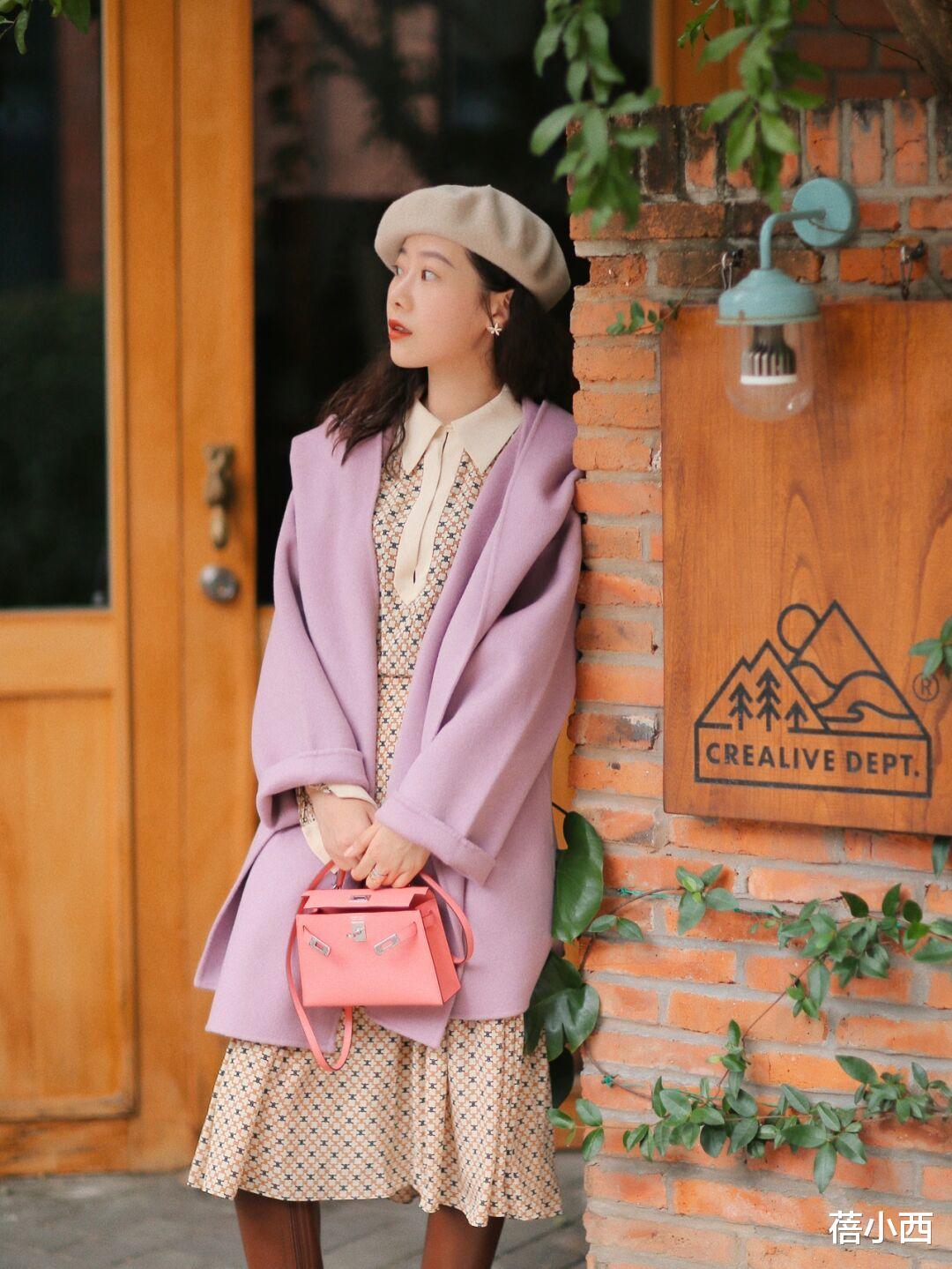 蓓小西 今年少穿羽绒服，多穿“大衣”，搭配连衣裙、半身裙，优雅又大气