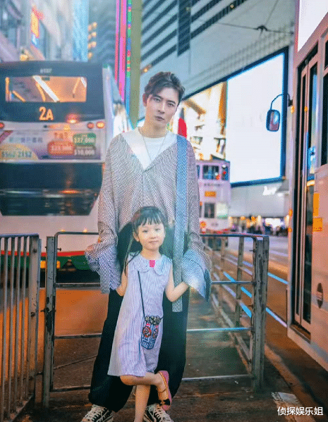张丹峰|张丹峰元宵节晒与女儿合照，洪欣视角下父女俩互动温馨，超有爱