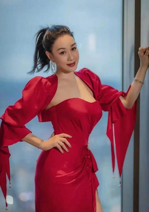 钟丽缇|钟丽缇真放得开，穿高开叉长裙与公婆一家同框，大长腿美得吸睛