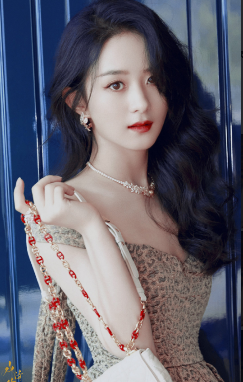 赵丽颖|赵丽颖穿露肩连衣裙拍写真,一头大波浪尽显好气质,网友:太美了