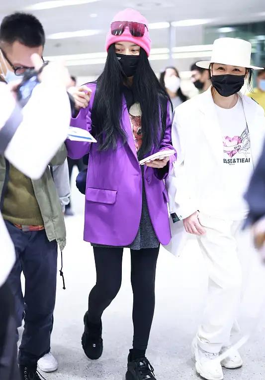 方脸妹说时尚 范冰冰做完公益心情好,穿西装背书包走机场,获粉丝接机表情淡定